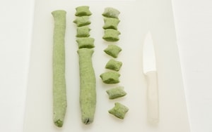 Preparazione Gnocchi di piselli con briciole di pancetta croccante - Fase 2