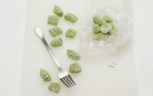 Preparazione Gnocchi di piselli con briciole di pancetta croccante - Fase 3