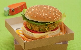 Hamburger vegetariano nel panino al sesamo