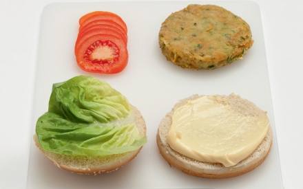 Preparazione Hamburger vegetariano nel panino al sesamo - Fase 3 Preparazione Hamburger vegetariano nel panino al sesamo - Fase 3