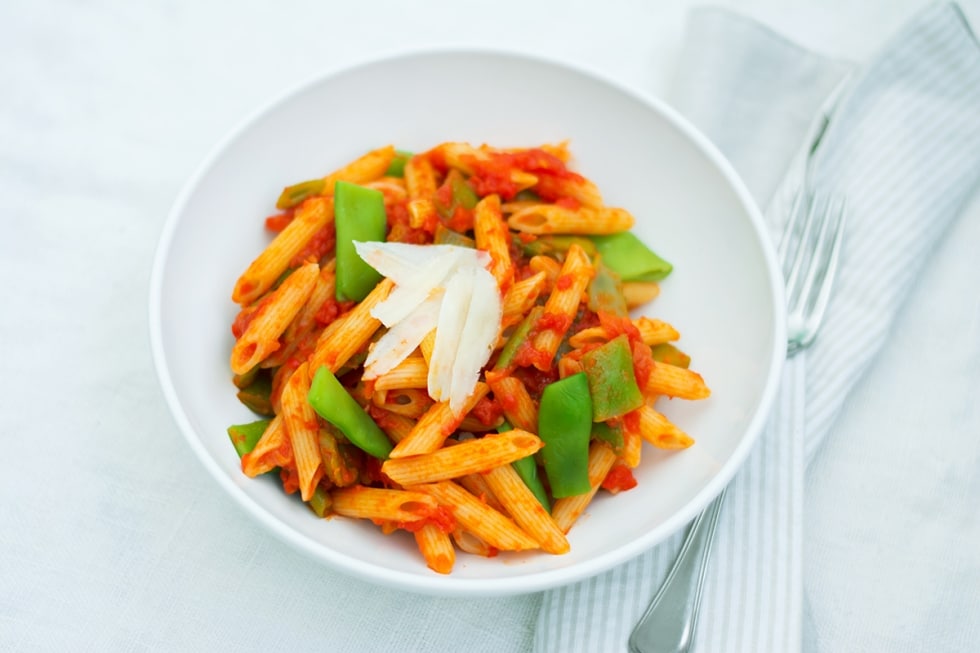 Pasta con le taccole al pomodoro e ricotta salata ricetta