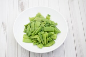 Preparazione Pasta con le taccole al pomodoro e ricotta salata - Fase 1