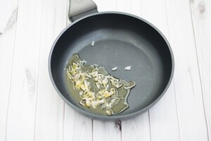 Preparazione Pasta con le taccole al pomodoro e ricotta salata - Fase 2