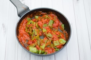Preparazione Pasta con le taccole al pomodoro e ricotta salata - Fase 3