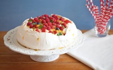 Pavlova ai frutti rossi e passion fruit