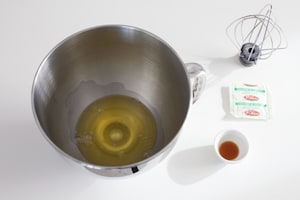 Preparazione Pavlova ai frutti rossi e passion fruit - Fase 1