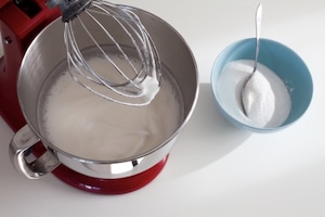 Preparazione Pavlova ai frutti rossi e passion fruit - Fase 2