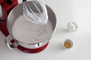 Preparazione Pavlova ai frutti rossi e passion fruit - Fase 2