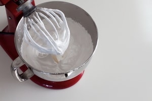 Preparazione Pavlova ai frutti rossi e passion fruit - Fase 3