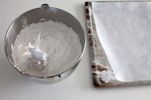 Preparazione Pavlova ai frutti rossi e passion fruit - Fase 3