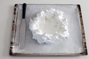 Preparazione Pavlova ai frutti rossi e passion fruit - Fase 4