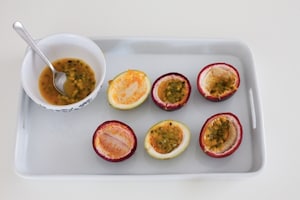 Preparazione Pavlova ai frutti rossi e passion fruit - Fase 5