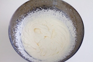 Preparazione Pavlova ai frutti rossi e passion fruit - Fase 5