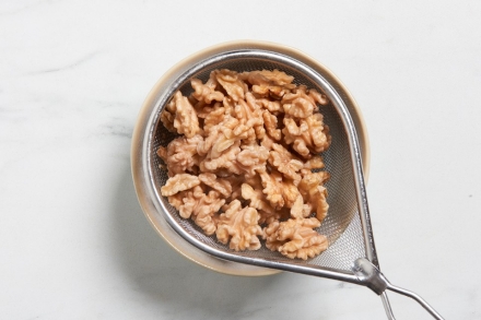 Preparazione Pesto di noci - Fase 2 Preparazione Pesto di noci - Fase 2