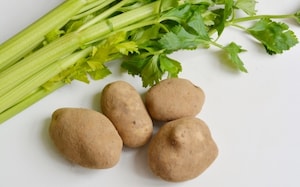 Preparazione Polpette di sedano e patate all'acciuga - Fase 1