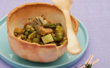 Ratatouille di primavera in ciotola di pane