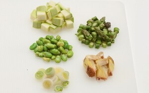 Preparazione Ratatouille di primavera in ciotola di pane - Fase 2