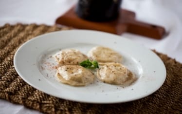 Ravioli di grano saraceno con melanzane e burro alla menta