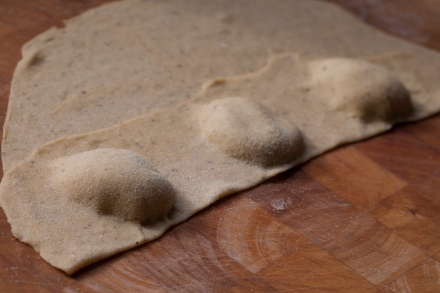 Preparazione Ravioli di grano saraceno con melanzane e burro alla menta - Fase 7 Preparazione Ravioli di grano saraceno con melanzane e burro alla menta - Fase 7