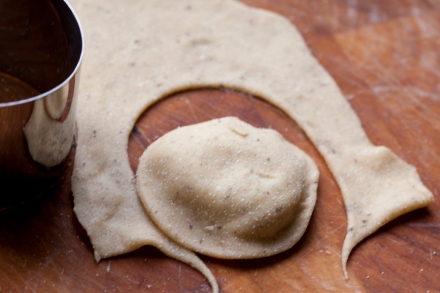 Preparazione Ravioli di grano saraceno con melanzane e burro alla menta - Fase 8 Preparazione Ravioli di grano saraceno con melanzane e burro alla menta - Fase 8