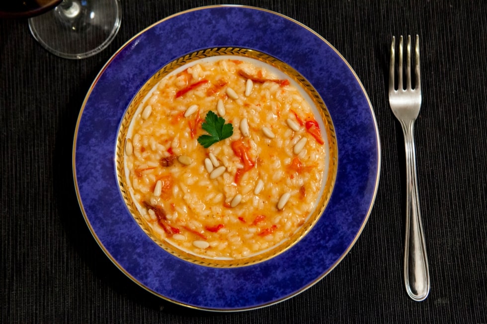 Risotto con peperoni appassiti, pomodori secchi e pinoli ricetta