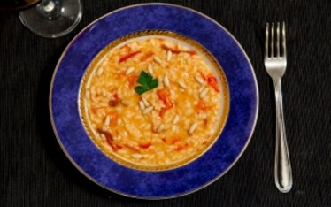 Risotto con peperoni appassiti, pomodori secchi e pinoli