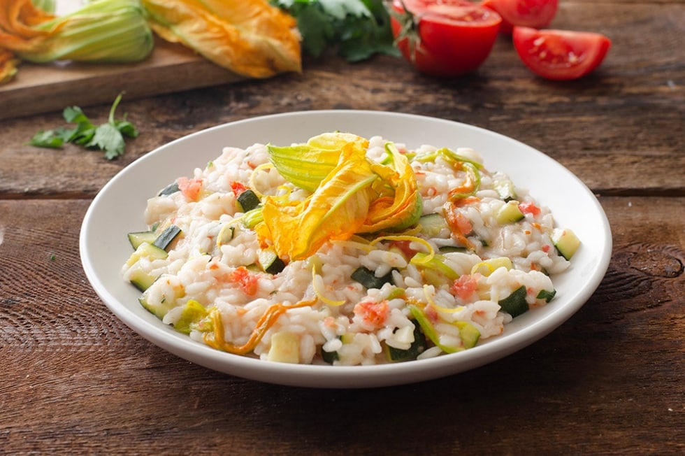 Risotto con zucchine, fiori di zucca e pomodoro ricetta