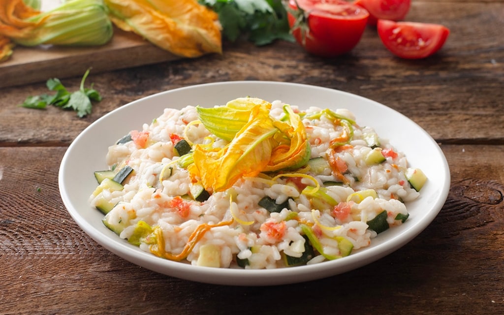 Risotto con zucchine, fiori di zucca e pomodoro