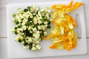 Preparazione Risotto con zucchine, fiori di zucca e pomodoro - Fase 1