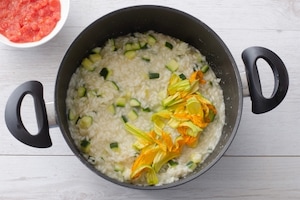 Preparazione Risotto con zucchine, fiori di zucca e pomodoro - Fase 3