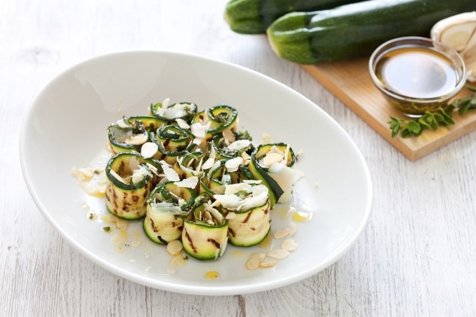 Rotolini di zucchine con mandorle e parmigiano ricetta