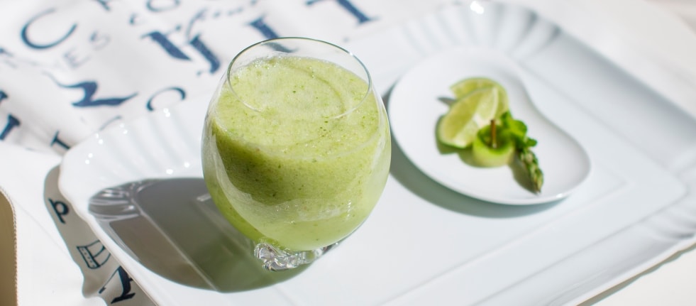 Smoothie agli asparagi, mela verde, pompelmo e menta ricetta