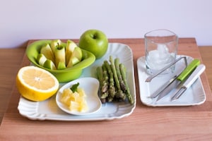 Preparazione Smoothie agli asparagi, mela verde, pompelmo e menta - Fase 1