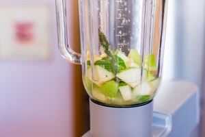 Preparazione Smoothie agli asparagi, mela verde, pompelmo e menta - Fase 1