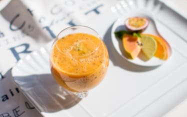 Smoothie al frutto della passione, agrumi e papaya