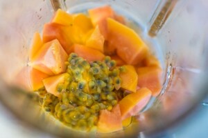 Preparazione Smoothie al frutto della passione, agrumi e papaya - Fase 1