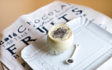 Smoothie al kiwi, ananas, zenzero e semi di chia