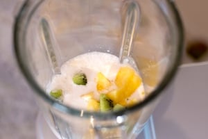 Preparazione Smoothie al kiwi, ananas, zenzero e semi di chia - Fase 2