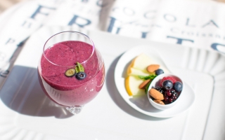 Smoothie ai frutti di bosco, melone, mandorle Smoothie ai frutti di bosco, melone, mandorle