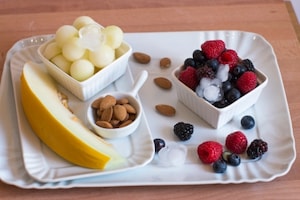 Preparazione Smoothie ai frutti di bosco, melone, mandorle - Fase 1