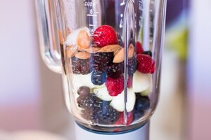 Preparazione Smoothie ai frutti di bosco, melone, mandorle - Fase 1