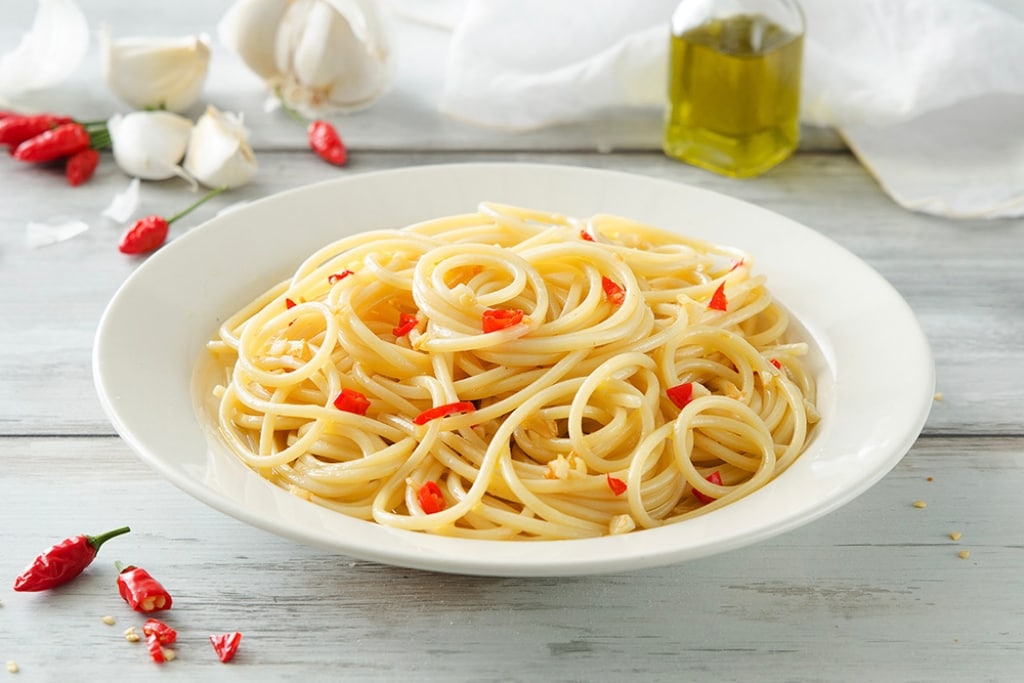 Ricetta Spaghetti aglio, olio e peperoncino - Cucchiaio d&amp;#39;Argento