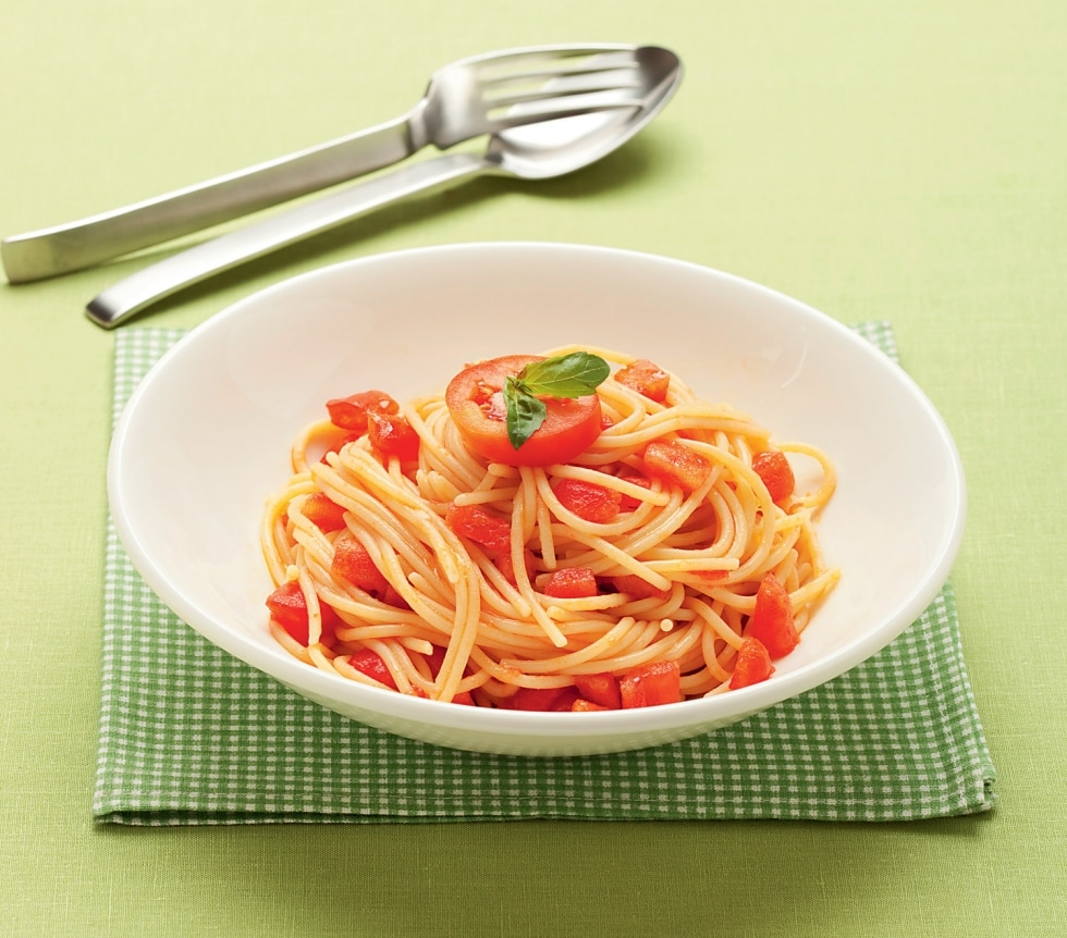 Spaghetti con sugo al pomodoro crudo ricetta