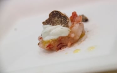 Tartare di gamberi con olio al sedano, salsa yogurt e tartufo