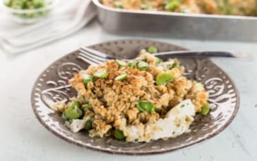 Pollo con fave, piselli e briciole croccanti