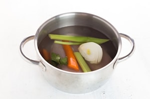 Preparazione Pollo con fave, piselli e briciole croccanti - Fase 1