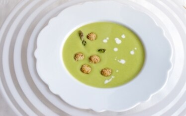 Vellutata di asparagi con polpettine di patate