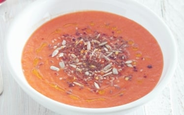 Crema di pomodori e peperoni con semi croccanti