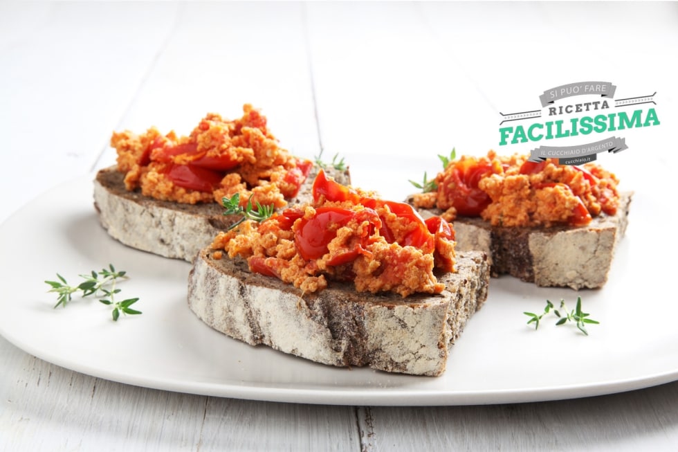 Crostini con uova e pomodoro ricetta