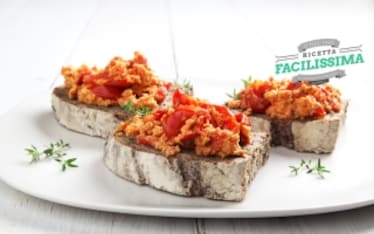 Crostini con uova e pomodoro